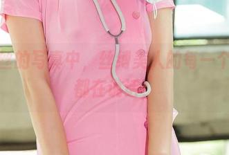 在爱丝的写真中，丝缚美人的每一个姿态都在说话；