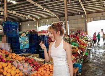 AISS爱丝(黄金版) – 倚靠窗前的索菲：独自等待？不如说是在拍出一幅等人的专辑。