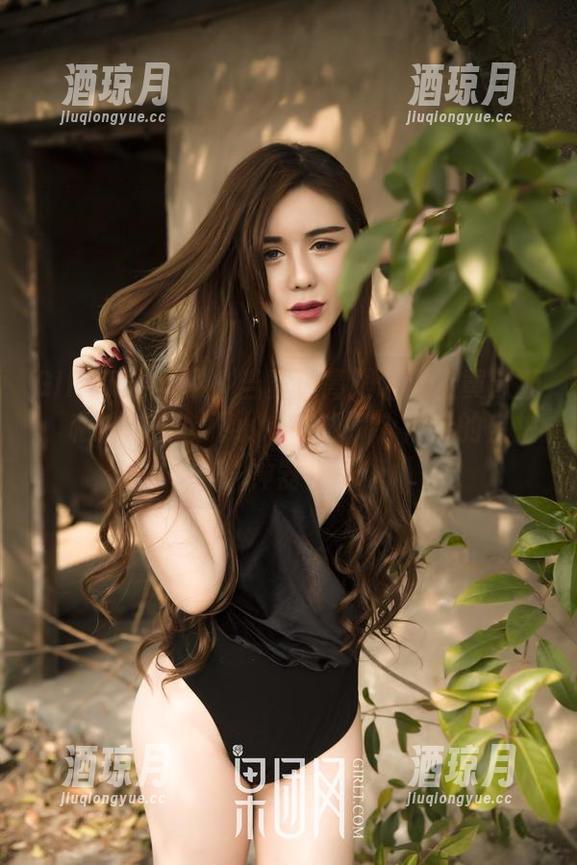 GIRLT果团网 - 当黄色高跟鞋遇上黄歆苑：私拍时髦，不小心就成了个行走的自拍神器！