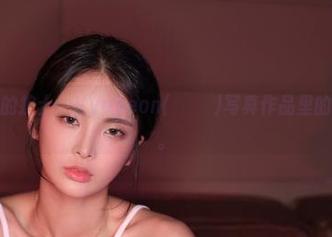 看似严肃的护士，Hyoyeon(김효연)写真作品里的俏皮一刻。