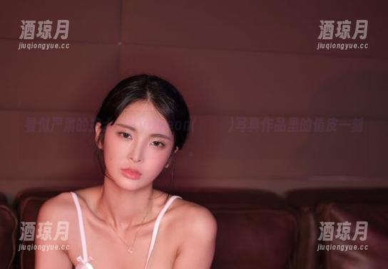 看似严肃的护士，Hyoyeon(김효연)写真作品里的俏皮一刻。