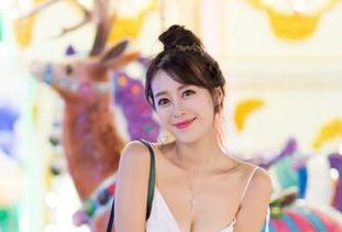 IMiss爱蜜社 – 也许只有程小烦不烦的裸足，才能让这照片变得如此个性
