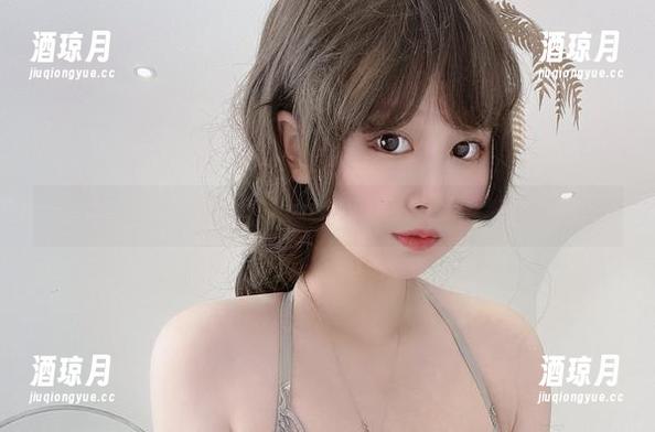 PAKI酱的私拍，黑丝搭配真让人思绪飘摇。
