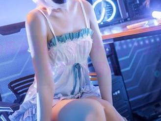 Quan冉有点饿，嘴巴干巴巴地也只想看“女友”的图片！