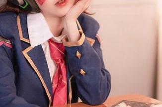 红裙几乎是Sally Dorasnow的灵魂伴侣吧?这个图集也许在说,青春就是要敢于突出重围!