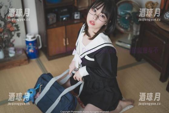 这组Uhye(이유혜)私拍图包，DeepmoreOffice的随意与不羁。