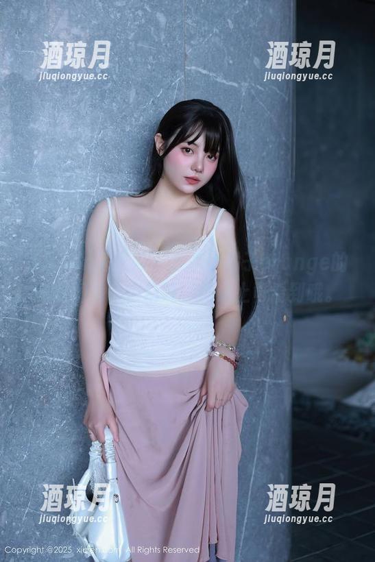 Xiuren秀人网 - 分享小橘子orange的制服图库：悄悄说，别让上司看到哦。
