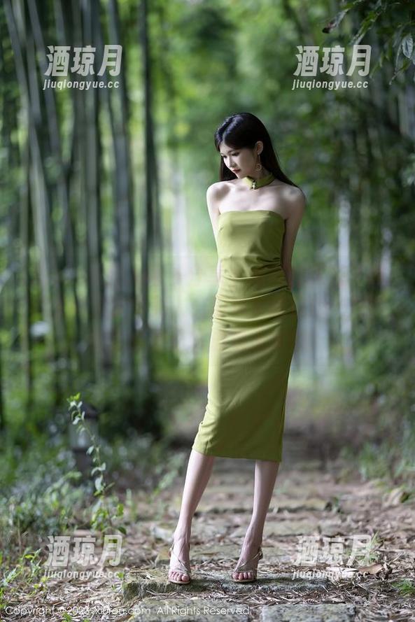 Xiuren秀人网 - 分享小绵绵的泳装套图，虽说是水中美人，但其实我在想…她修的妆像是从水波里借来的？
