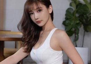 Xiuren秀人网 - 徐微微mia的白衬衫写真合集,光线都黯淡不少,人好白啊,白得让人心情大好!