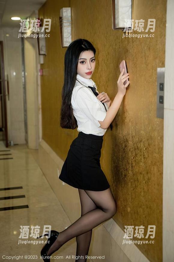 Xiuren秀人网 - 吊带不是重点，抖娘利世在高清写真里的神情才是真的让人浮想联翩。