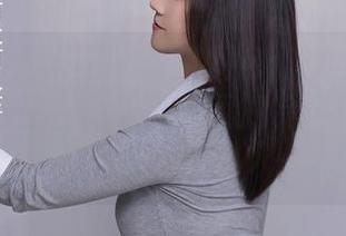 Xiuren秀人网 – 教室图包:汐汐爱吃草莓静静地坐在窗边,外面的铃声仿佛从梦里飘过来。