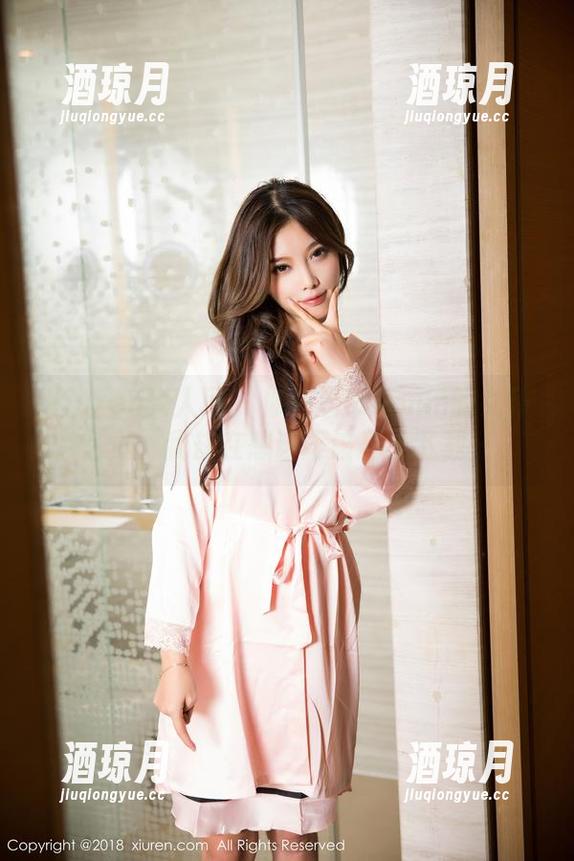 Xiuren秀人网 - 你在看草莓mm的女仆写真，我却在想该不该马上下载…