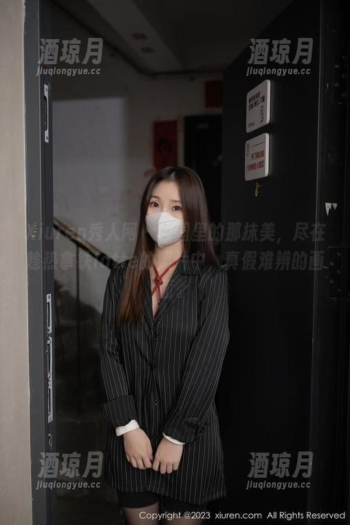 Xiuren秀人网 - 校园里的那抹美，尽在趁热拿铁latte的照片中，真假难辨的画面。