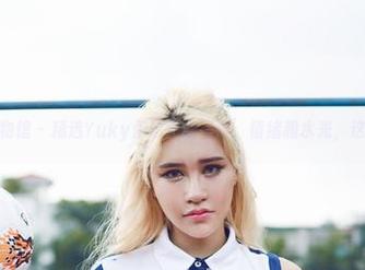 YouWu尤物馆 – 精选Yuky伊珍女友写真：情绪和水光，这组合太绝了