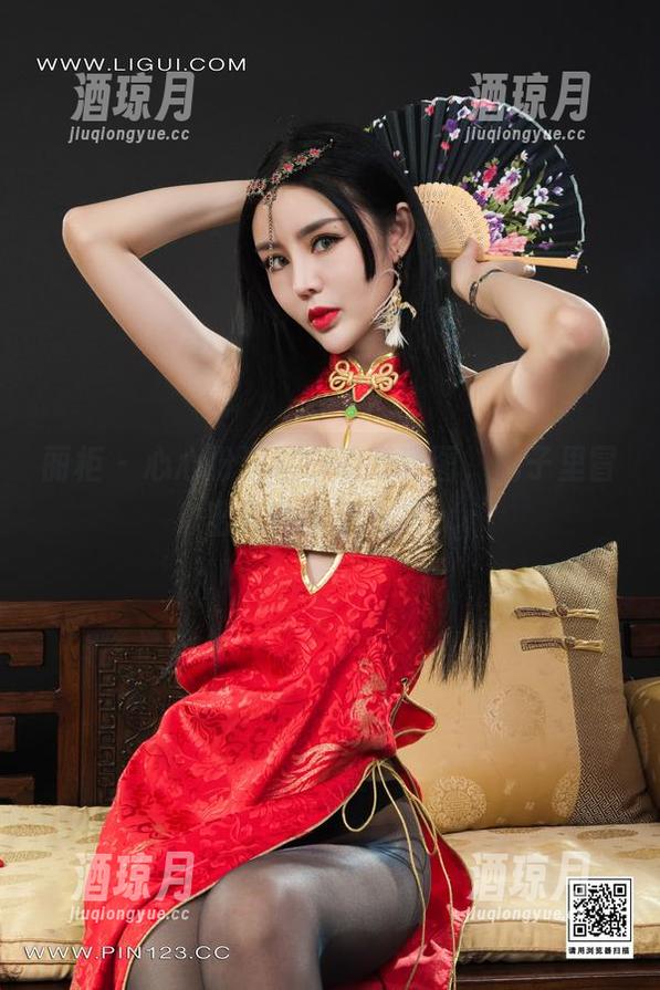 丽柜 - 心心扮演秘书的高清图，脑子里冒出各种小剧本来。