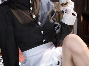 图册里的九柒喵职业装COS，宛如一阵职场“妖风”扑面而来。