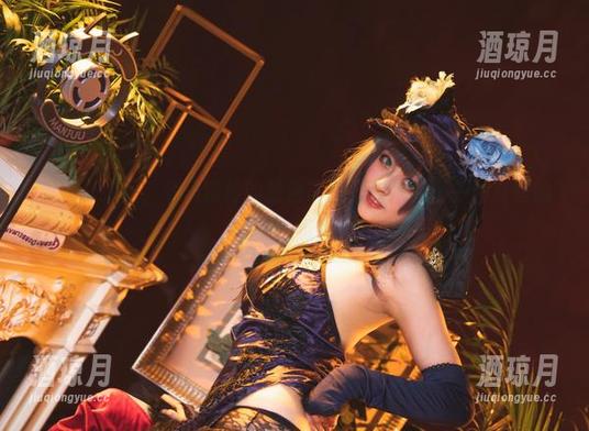温柔又绚丽，冬马路纱的粉色写真把我推入了一种奇怪的暧昧气氛里。