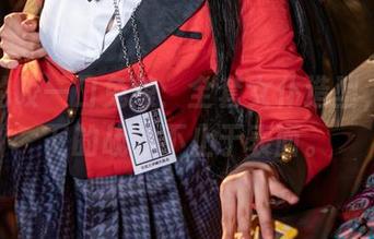 技痒的咬一口兔娘:全套女仆造型,光波下的战斗不止于表面。