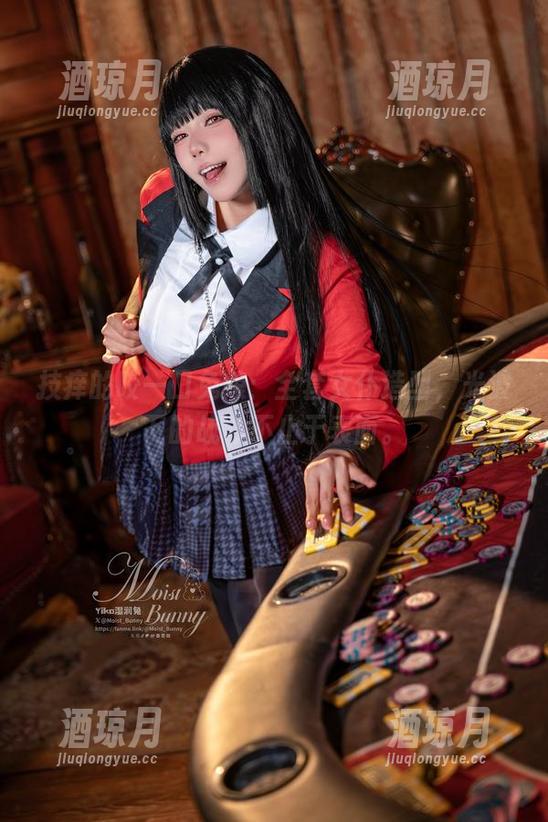 技痒的咬一口兔娘：全套女仆造型，光波下的战斗不止于表面。