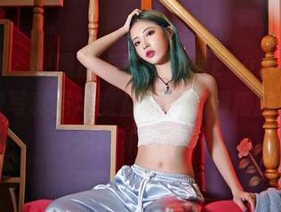 嗲囡囡 – 校服那点事，伊蓓Eva轻松搞定，免费写真当场变成了一出滑稽剧，我都想再来一遍！
