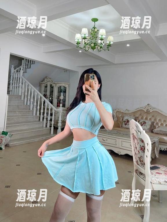 微密圈 - 每年一出！张老师的足球篮球图册，结果我和环保袋成了一体...