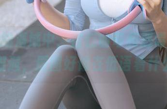 在碧蓝的海域中,杏仁曲奇和恶毒白兔的邂逅,原图好像在低语着什么