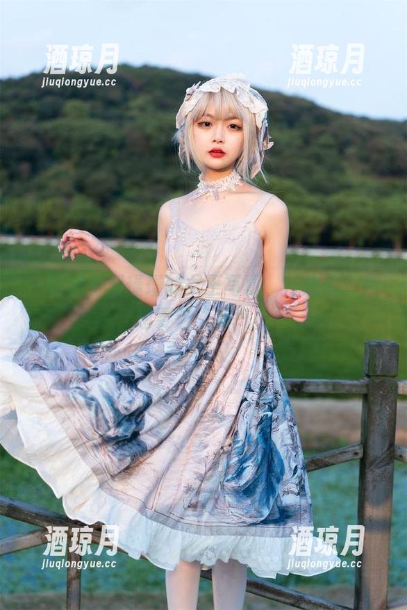 一边翻看梨瑾瑾的女王写真，一边想：我也要这么霸气！