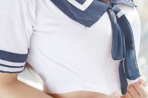 模范学院 – 看唐琪儿Beauty穿制服的照片，心态已经变成了“这也是可以的嘛”。