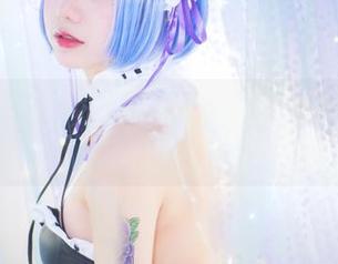 浴缸里的各种姿态，洛丽塔大哥的写真可真让人想想…。