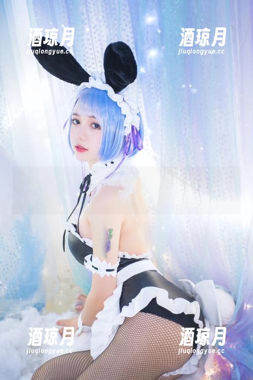 浴缸里的各种姿态，洛丽塔大哥的写真可真让人想想…。