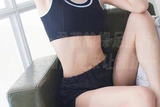 爱蜜社 – SOLO-尹菲的裸足图片：你说这足够光洁，不如顺便来让我洗一洗吧！