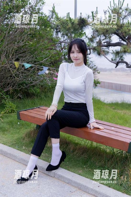 物恋传媒 - 把脚板儿放下，岚岚的免费裸足作品来啦，愿意献上你的目光吗？
