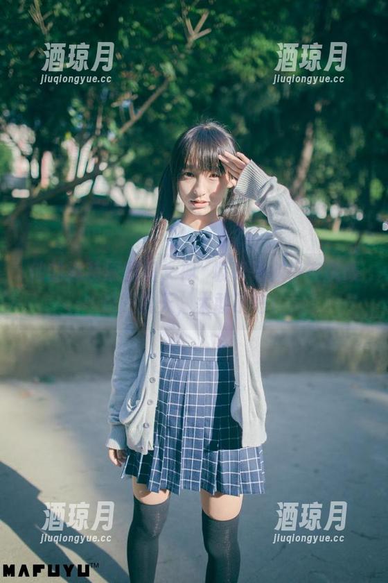 他的泳装原图里，神楽坂真冬似乎在挑战这三九天，太敢了吧！