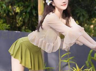 秀人网 - 写真中的伍晓丽Shirley,黑色看起来总让人格外关注,但这并不止于颜色。