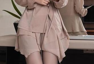 秀人网 – 红裙更新，江七七的写真让我想到了我的closet，真的是差得远呢。