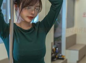 美女落座，美图更新来了！秋和柯基的连衣裙让我怀疑审美了。