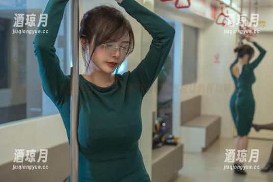 美女落座，美图更新来了！秋和柯基的连衣裙让我怀疑审美了。