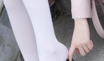 紧急企划 – 写真分享：小恩和那件纯白的衣服，跟我在黑暗中拼命挣扎的内心形成鲜明对比。