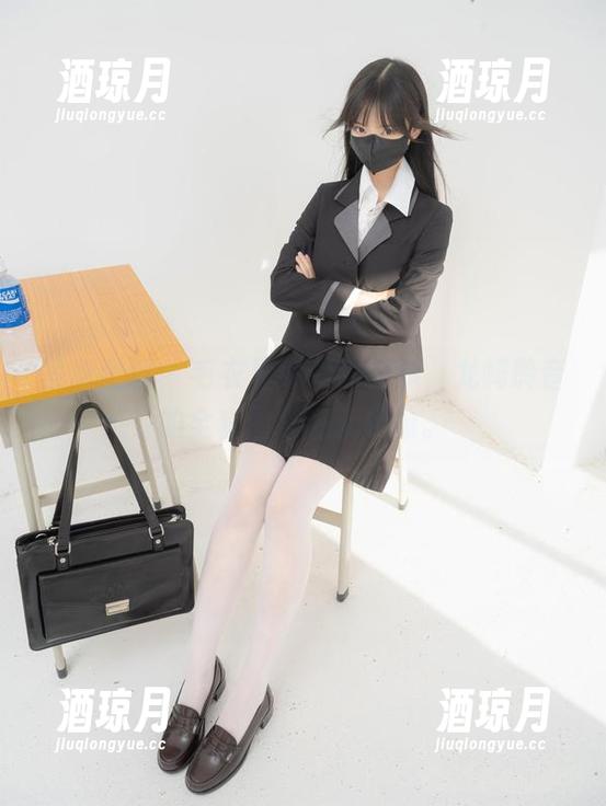 紧急企划 - 毛衣里藏着的故事，龙崎聆音的全套图包让人想象。