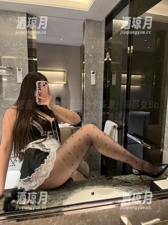 微密圈 - 从全套里探出个头来！美邵女Baby与棕色丝袜的微妙碰撞