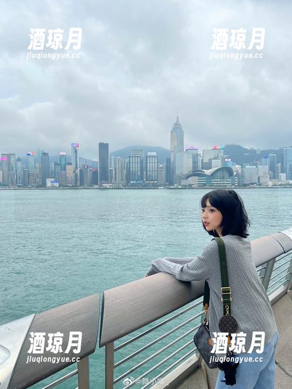 舞小喵私拍合集中，玉藻前扭一扭，好像猫咪在撒娇？