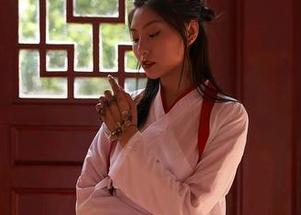 蜜桃社 – 被Cris_卓娅祺的红裙图片惊艳到，想立刻定制一条给自己，但怕只会显胖！