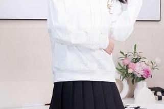 袜啵啵 – 瑶瑶的女友写真，像一场不着调的戏，偏偏我就在看。