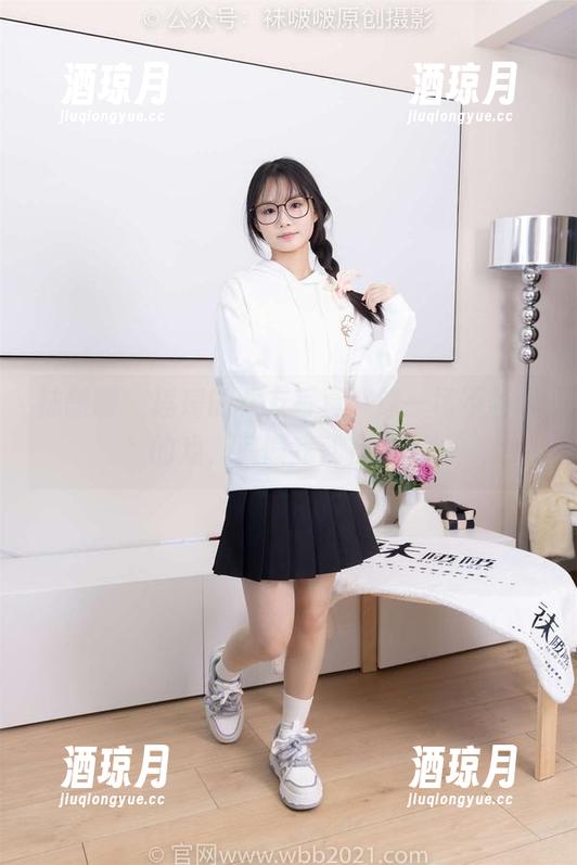 袜啵啵 - 瑶瑶的女友写真，像一场不着调的戏，偏偏我就在看。
