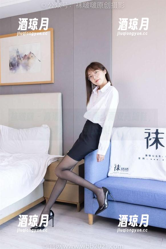 袜啵啵 - 高清甜甜圈要素：两双高跟鞋，满分姿态别犹豫！