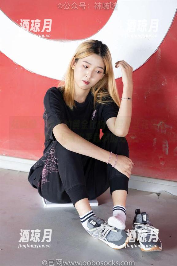 袜啵啵 - 稚予的黄金比例：厚灰丝花絮版写真，下载出乎意料的好玩。