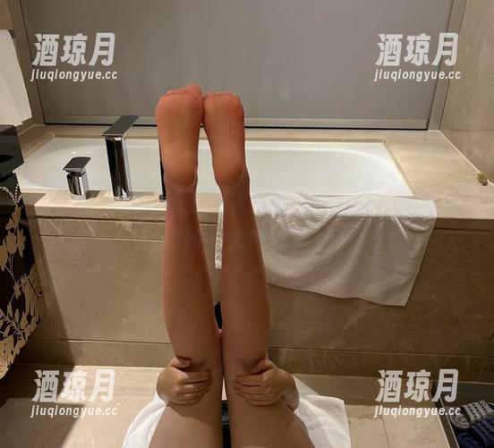 微密圈 - 迷人的五姨太分享一组作品，车与美臀间的大气流动！