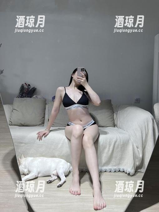 微密圈 - 黑色吊袜里的铁锤姐姐，作品让人琢磨不透，越看越陷进去～