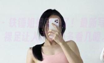 微密圈 – 铁锤姐姐又来了！最新写真探班，裸足让人不小心多看几眼。