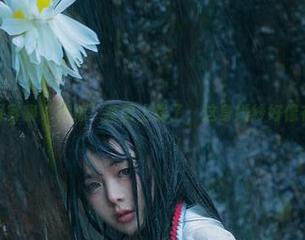 又有新鲜的阿寨寨“花嫁”套图上线了,这身婚纱好像在讲悄悄话。